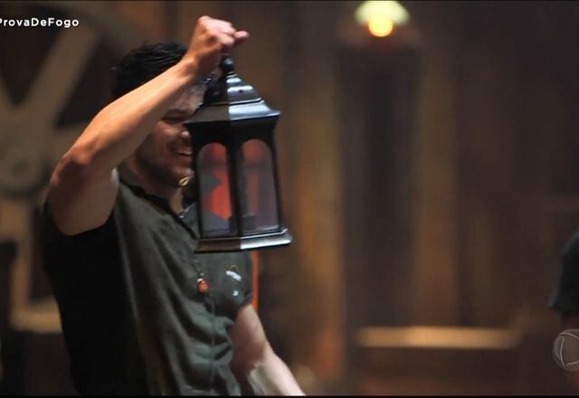 Ao final, o apresentador Marcos Mion, falou para JP Gadêlha, Luiza Ambiel e Victória Villarim que o bombeiro foi o mais rápido na primeira Prova do Fogo desta temporada de 2020 e ficou com o Lampião do Poder

Acompanhe A Fazenda no TikTok para conferir conteúdos exclusivos (e spoilers!) e anote aí para não esquecer: o reality vai ao ar de segunda a sábado, a partir das 22h30; e aos domingos, às 23h15, na tela da Record TV

