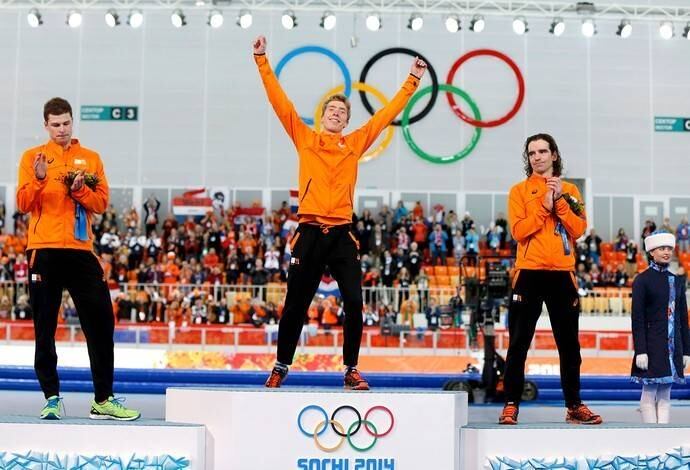 Jorrit Bergsma vibra no lugar mais alto do pódio