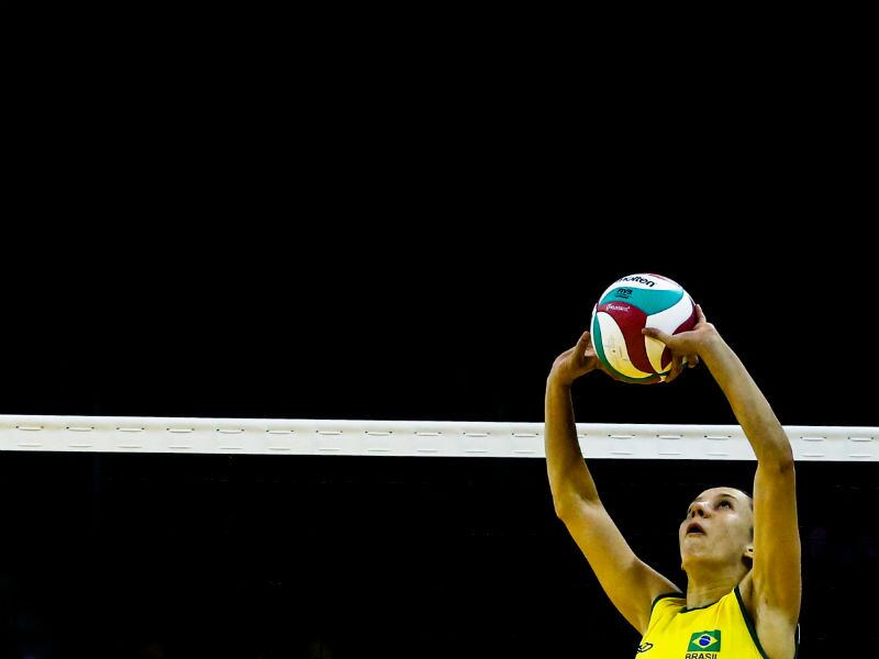 Entre os esportes coletivos, destaque para a partida de vôlei feminino entre Brasil x Peru, às 14h30 (horário de Brasília). Depois de passar sufoco na estreia e só bater Porto Rico no tie-break, o time de José Roberto Guimarães