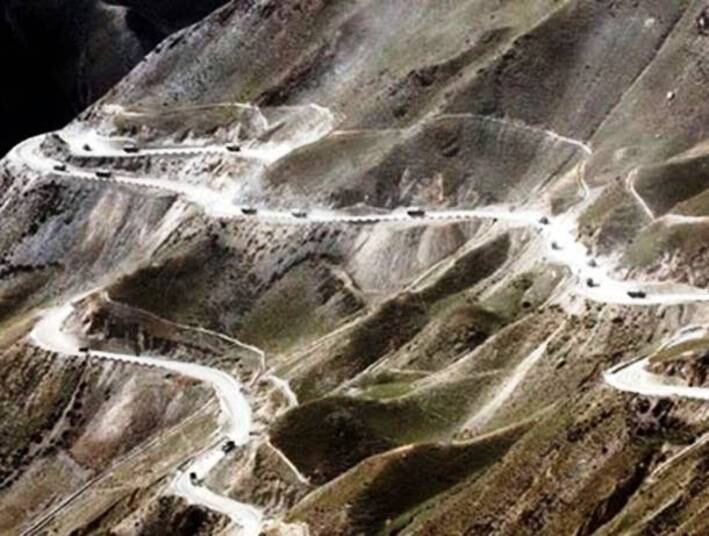 Estrada Sichuan-Tibet (China) - Uma estrada com recorde de 7.500 mortes para cada 100 mil motoristas tem algo de errado. No caso dessa estrada, a pavimentação irregular e a falta de sinalização são apenas alguns dos perigos encontrados ao volante