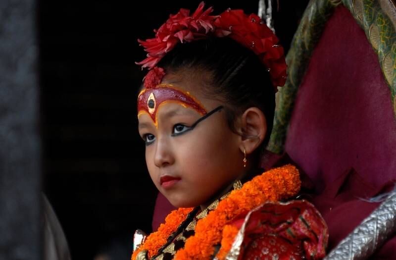 Em Catmandu, capital do
Nepal, uma Kumari, menina considerada uma deusa viva, participa das festividades do
último dia do Festival Rato Machindranath. O evento, celebrado anualmente para
pedir por boas chuvas durante a época de monções, prosperidade e boa sorte, é
um dos principais festivais da cidade e dele participam tanto budistas quanto
hinduístas