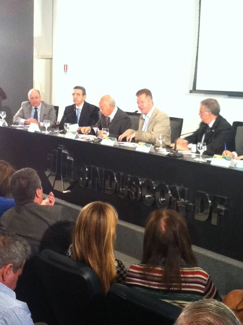 Para Luiz Pitiman, o que mais falta em Brasília é uma praia