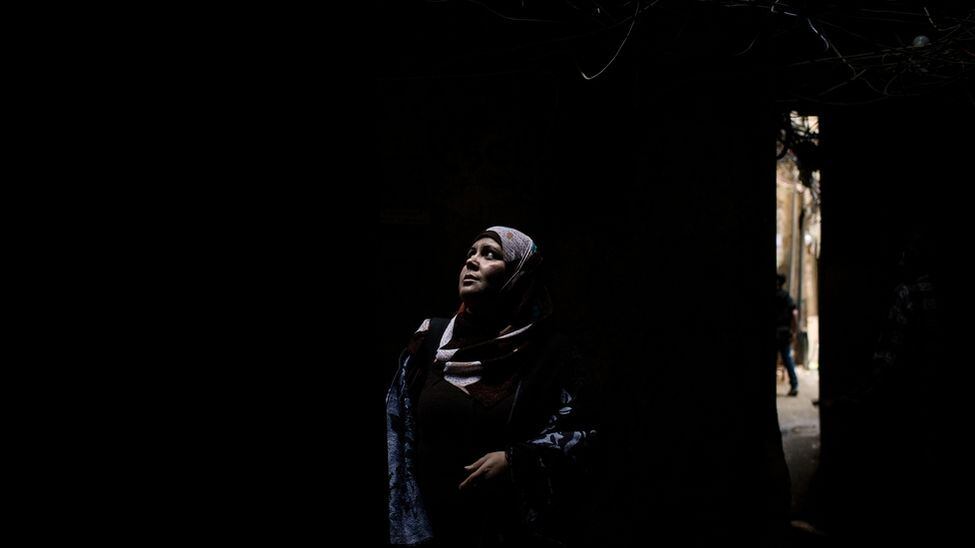 A
palestina Nasreen nasceu e cresceu em Shatila. Durante os últimos 10 anos
trabalhou como assistente social e, atualmente, trabalha com o MSF na unidade
de Shatila. Seu trabalho consiste em ir de porta em porta tentando identificar
se há alguma emergência médica