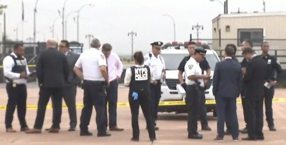 Policiais de Nova York continuam na praia em que as crianças se afogaram