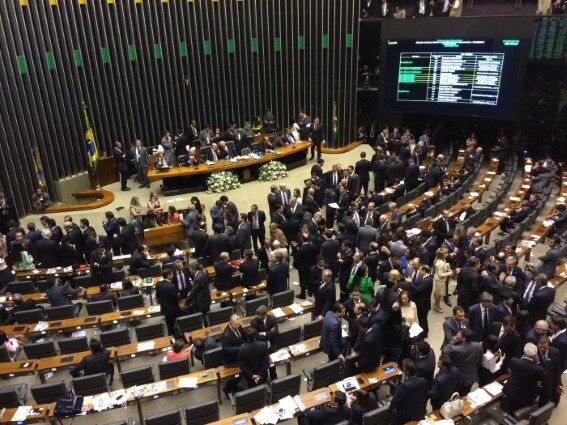O texto-base aprovado foi o projeto de Lei de Conversão do senador Humberto Costa (PE), líder do PT no Senado