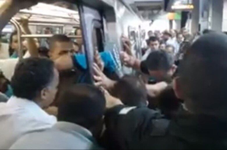 O Metrô do DF não está livre de perrengues e situações que causaram pânico em passageiros. Em um dos casos, uma criança ficou com o braço preso na porta do vagão do metrô na estação Arniqueiras, em Águas Claras (DF). Foi vagão parou e passageiros tentaram ajudar no resgate. O vidro de uma das portas do vagão foi quebrado e a estrutura de metal entortada na tentativa de tirar o braço da vítima da estrutura. A criança foi regatada e não sofreu ferimentos graves. Assista matéria sobre o caso



