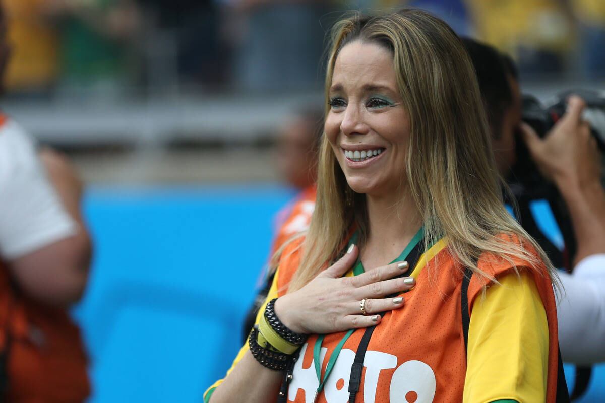 A atriz estava visivelmente emocionada à beira do campo