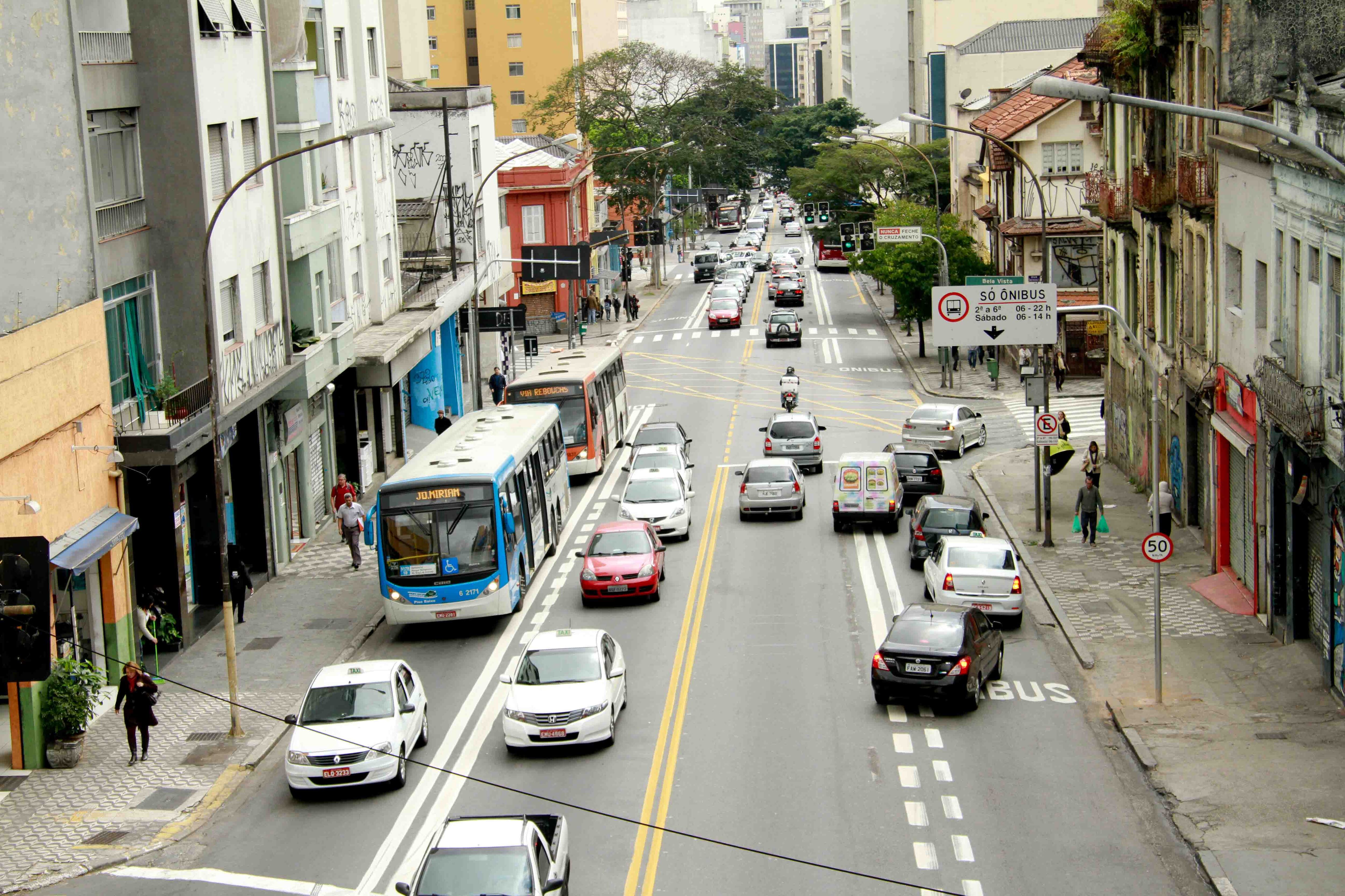 A cidade de São Paulo ganhou mais de 135 km de faixas exclusivas para ônibus entre janeiro e agosto deste ano, o que totaliza quase 260 km de trechos destinados só para os coletivos na capital paulista.
A reportagem do R7 andou de ônibus por algumas vias da cidade e conversou com passageiros e motoristas para saber como a população avalia a medida da prefeitura. Confira o resultado nas imagens a seguir

Texto: Thiago Pássaro, estagiário do R7