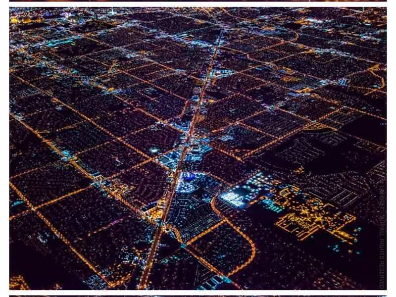 Para ter uma ideia do quanto Vegas de fato se transformou nestas fotografias, abra ao meio o controle remoto da sua televisão e faça o teste. Sim, isso mesmo. Separe as tampas como acontece quando ele cai no chão e responda à pergunta seguinte