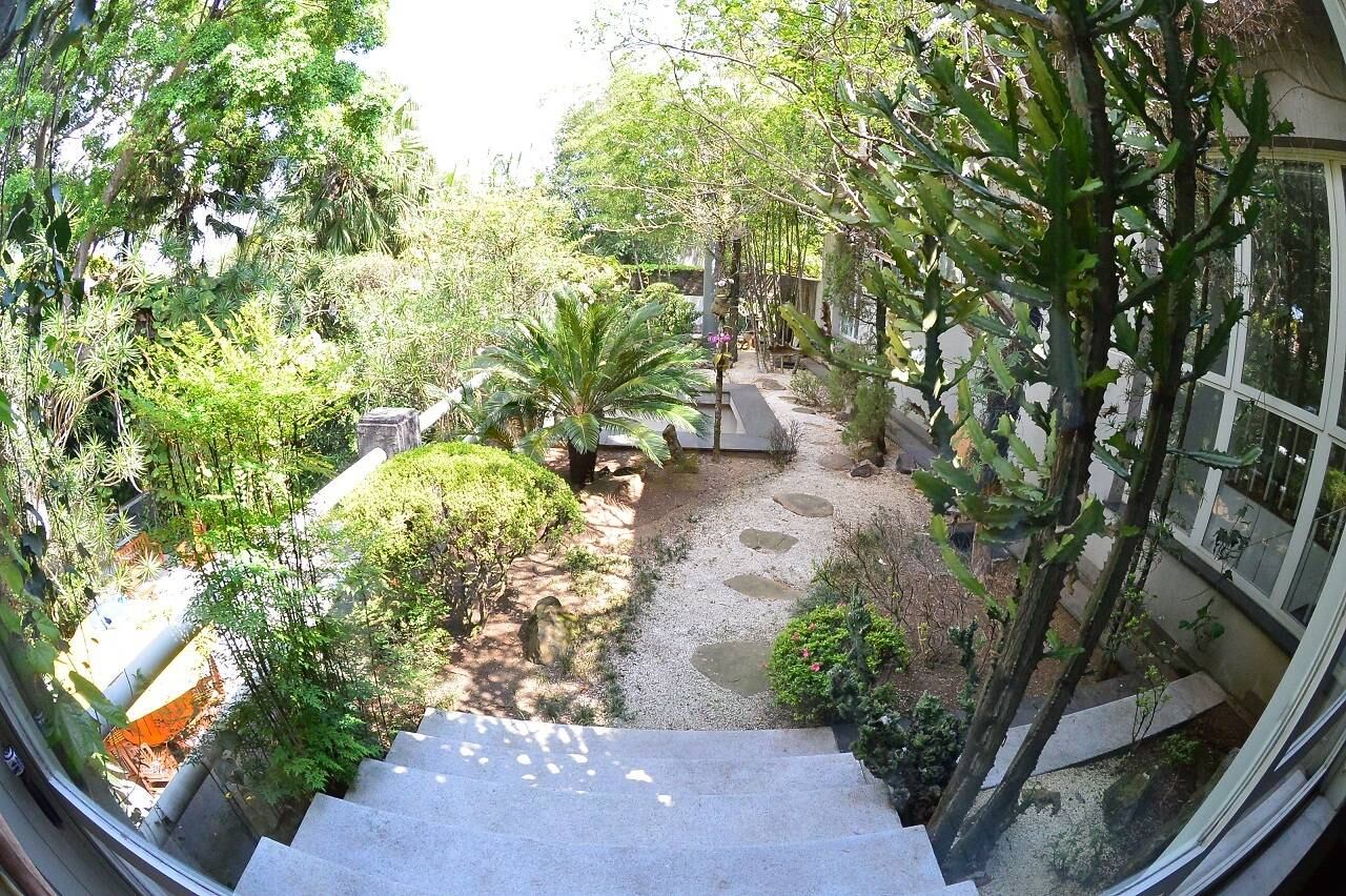 Este jardim, no segundo andar, é outro destaque da casa