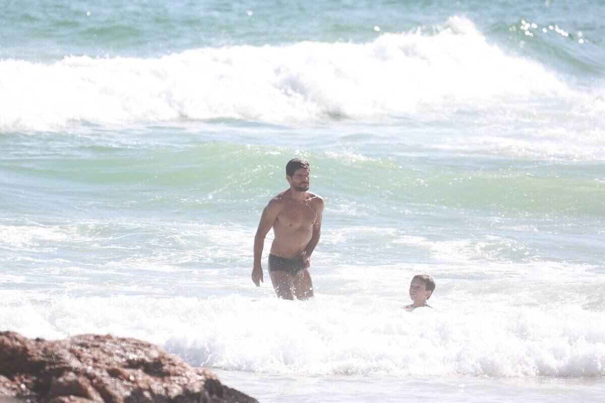 Sophie Charlotte e Daniel de Oliveira se divertem em praia com a família