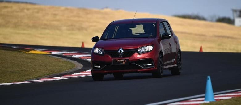 Aceleramos o Renault Sandero na pista