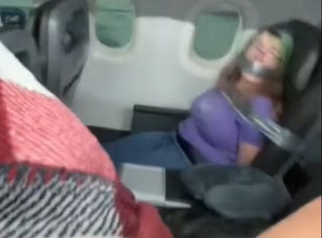 Passageira foi presa com fita adesiva ao assento após tentar abrir porta de avião