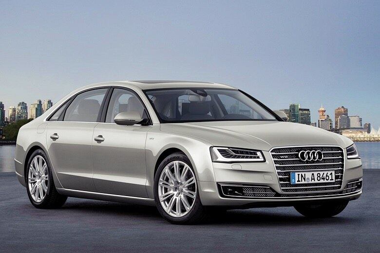 "Mãe, tá chegando?". Quem já viajou com criança no carro sabe a dificuldade de lidar com a impaciência dos pequenos no desconforto do banco traseiro. A vontade de que a viagem acabe logo foi exatamente o que a Audi conseguiu extinguir com o A8L, sedã de alto luxo com entre-eixos alongado que desembarca no Brasil em agosto.

Os bancos que aquecem e fazem massagem são apenas um dos itens que tornam o modelo um espaço digno de se passar longos períodos. O R7 testou o carrão e detalha nas próximas imagens os mimos que ele oferece