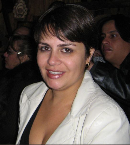 Cinara Marins, 38, se formou em economia e trabalhou durante muito tempo no setor bancário. Quando estava no final de sua graduação, a empresa onde trabalha fechou e foi então que decidiu trabalhar com o que gostava. Assim, ela se tornou personal finance, que é uma organizadora de contas alheias.

— Um professor me apresentou a educação financeira e, gostei tanto, que decidi trabalhar com isso