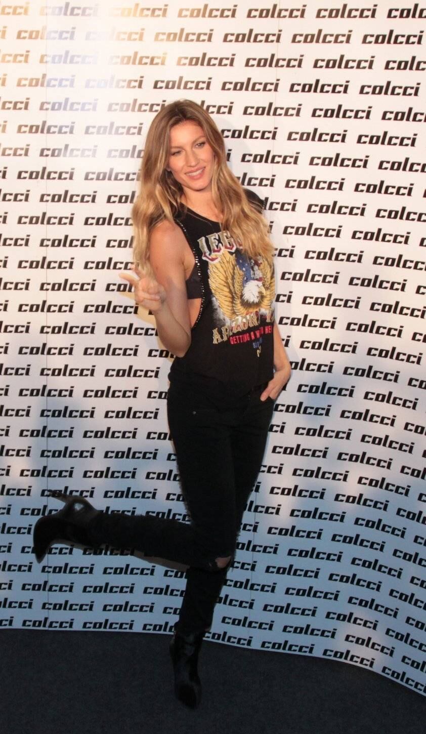 Gisele Bündchen posa nos bastidores do desfile da Colcci na SPFW