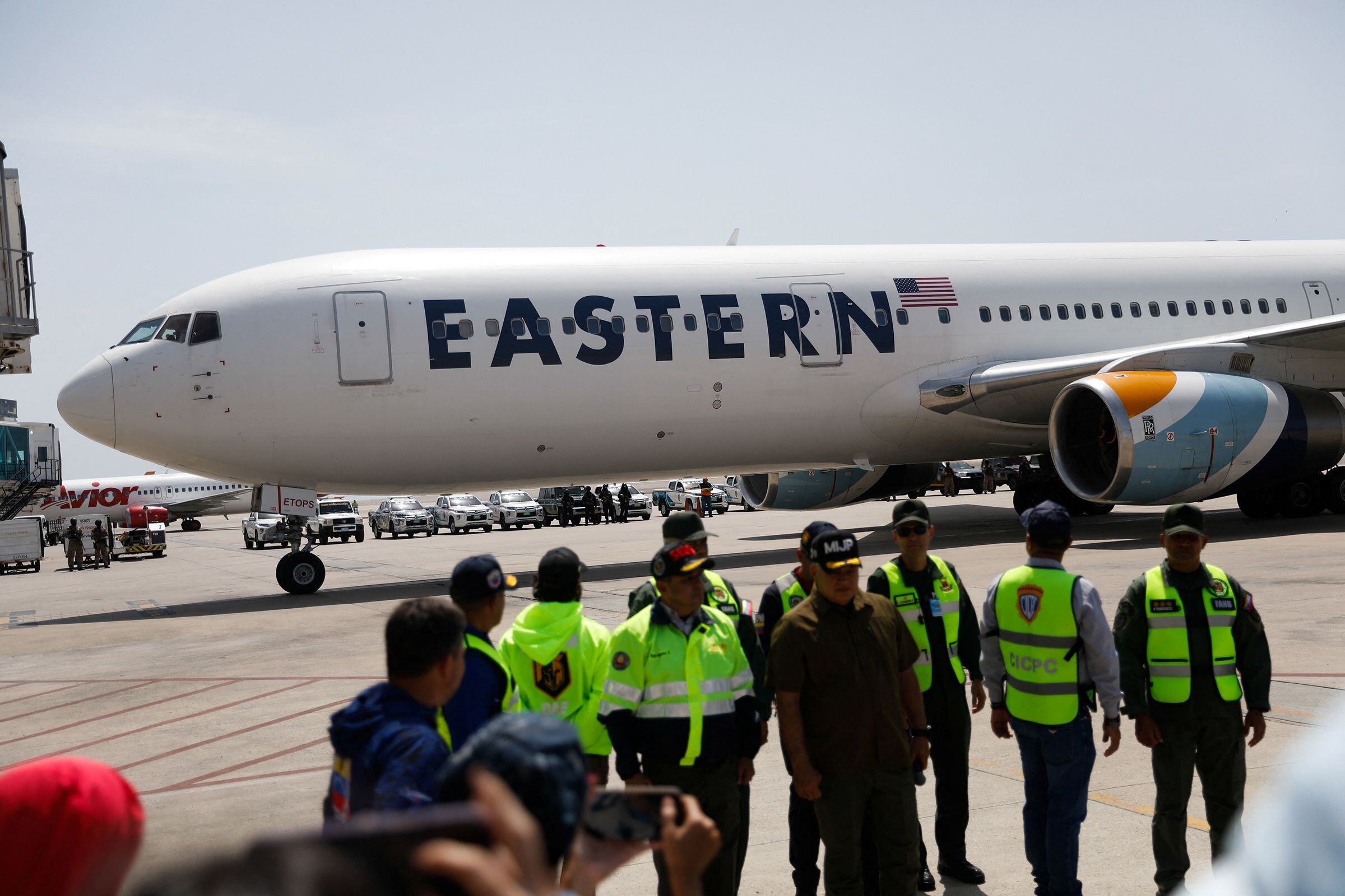 Um avião transportando filhos de migrantes venezuelanos deportados dos Estados Unidos chega ao Aeroporto Internacional Simón Bolívar, em Maiquetia, Venezuela