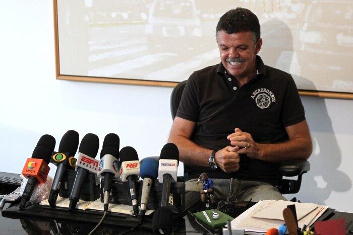 Empresário de Adriano nos melhores momentos da carreira do atleta,
Gilmar Rinaldi rompeu seu vínculo com o centroavante em 2011, quando o
jogador acertou contrato com Corinthians. E, em entrevista para a TV Bandeirantes, o agente mostrou mágoa com o ex-atacante Ronaldo, seu
companheiro na Copa do Mundo de 1994 e um dos principais responsáveis na
negociação com o clube alvinegro