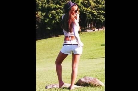 Catarina Migliorini faz pose sexy ao abaixar o shortinho