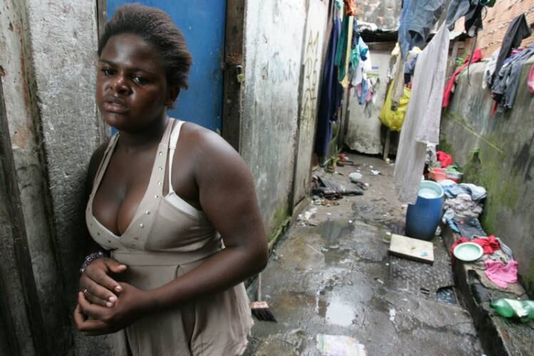 Professor-adjunto da faculdade de Educação da UERJ (Universidade do Estado do Rio de Janeiro), Aristeo Leite Filho afirma ainda que há uma necessidade de se melhorar, sobretudo na periferia da cidade, o acesso às creches. 

— É necessário expandir e democratizar o acesso às creches. Atendemos muito pouco a população de bairros mais periféricos. Há nessas regiões uma grande quantidade de mães jovens, trabalhadoras. 

Túlio Franco, professor associado do Departamento de Planejamento em Saúde da UFF (Universidade Federal Fluminense), faz críticas à forma como é desenvolvida a assistência materna infantil. Ele diz que as mulheres que necessitam da rede pública para o parto não conseguem ter o bebê com o médico que a acompanhou no pré-natal.

— A grande questão é que a mulher que realiza o pré-natal na rede pública faz com um médico. [Já] no parto vai para um plantão na maioria das vezes. Ela tem que ter segurança que o parto seja feito com o mesmo médico que a acompanhou no período pré-natal.

Ele diz que maternidades e profissionais existem, o problema é a condução até o fim da gestação
