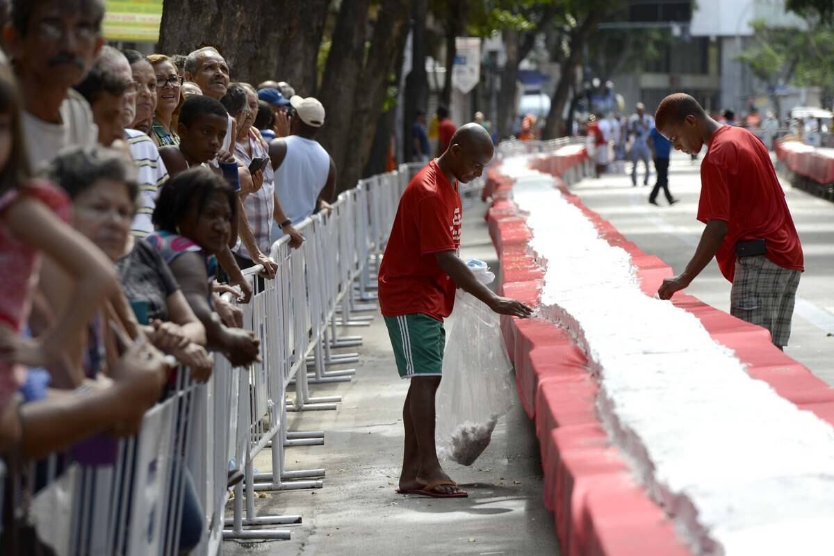 Nos anos anteriores, o bolo media cerca de 10 m, mas esse
ano o tamanho aumentou, já que a comemoração é especial