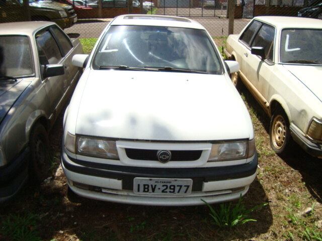 Para aqueles que sempre sonharam em ter um carro com teto
solar, o lote de número 15 dispõe de um Chevrolet Vectra CD, fabricado no ano
de 1994. Para colocar as mãos na chave do sedã, é necessário, no mínimo, R$
3.000

