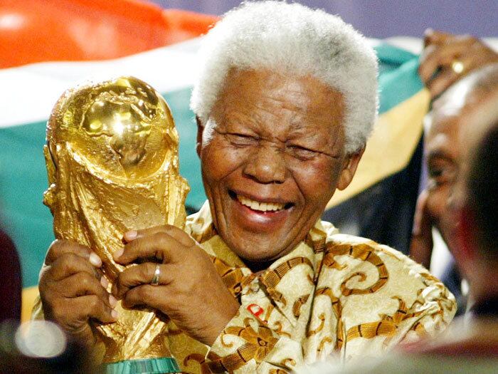 

Em 2010, com a saúde debilitada e após a morte de sua bisneta, ficou ausente de quase todos os eventos relacionados à Copa do Mundo de futebol em seu país, mas
apareceu na festa de encerramento

