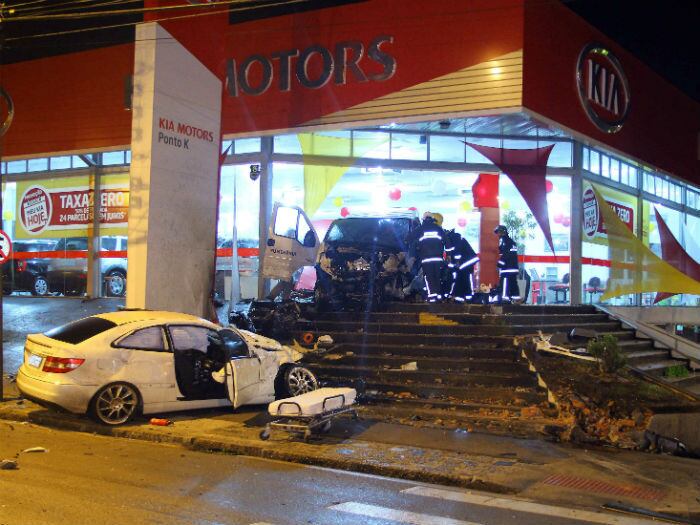 O motorista do veículo ficou preso nas ferragens