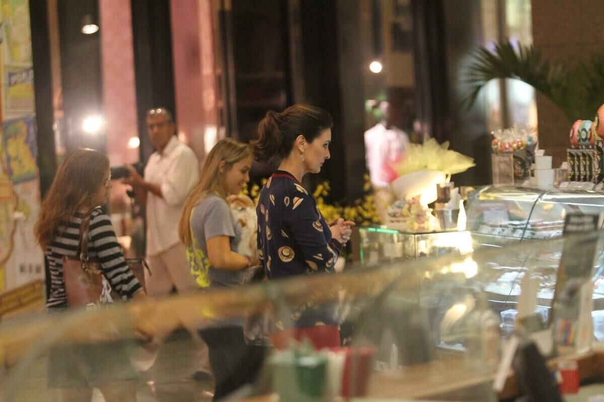 No local, Fátima olhou atentamente dezenas de guloseimas expostas na vitrine