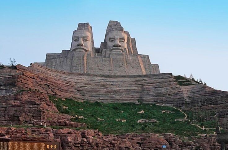 Imperadores Yan e Huang (China) - 106m - Fica em Zhenghou. Esculpida numa montanha à margem do rio Amarelo, precisou de 20 anos para ser finalizada. Só os bustos têm 51 metros, foram a escultura feita na rocha que serviu para sustentar os rostos.