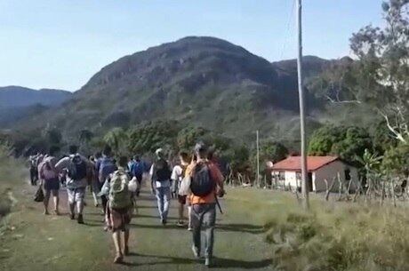 Estudantes fizeram duas horas de caminhada na mata