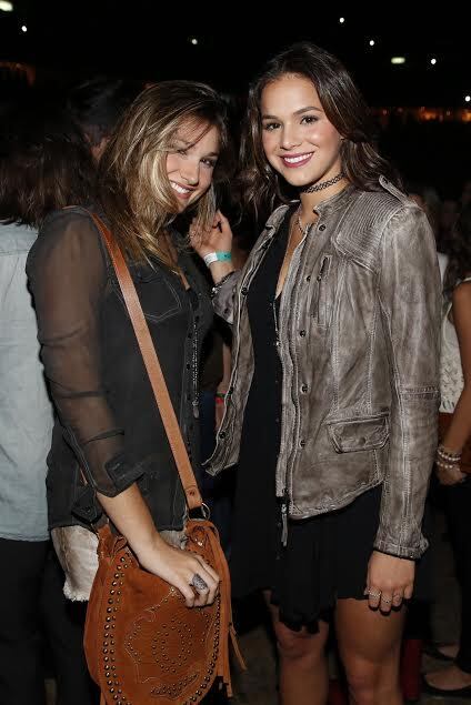 As duas assistiram ao show juntinhas e até posaram para fotos
