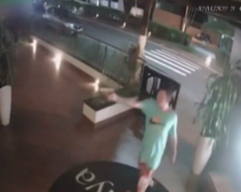 Ação criminosa foi flagrada por câmeras de segurança do estabelecimento