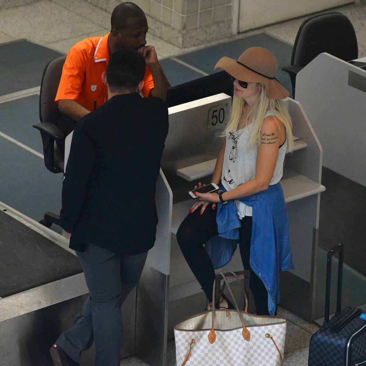 Após confusão, Antonia Fontenelle e Jonathan Costa embarcam no Rio de Janeiro