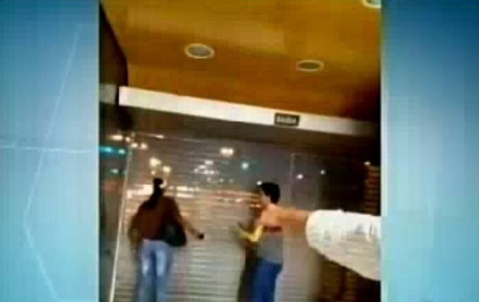 As portas só abriram quando um ônibus parou no local