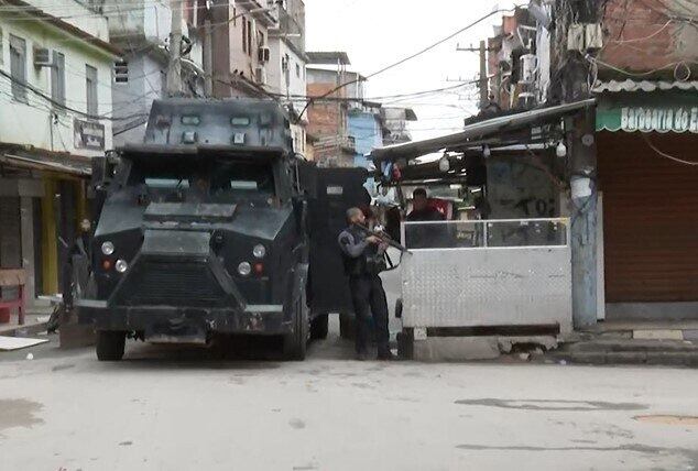 Polícias Civil e Militar fazem operação no Complexo da Maré