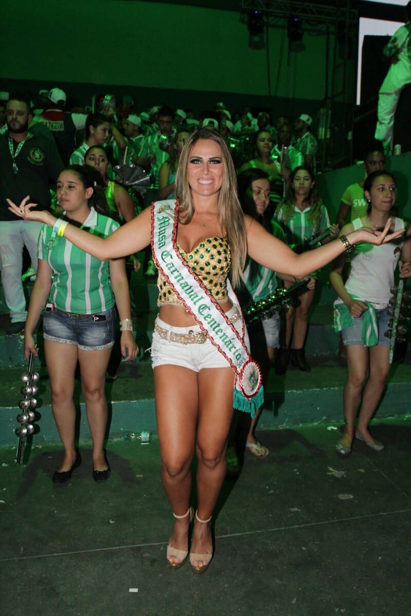 A Musa Carnaval Centenário Aline Simony também curtiu o ensaio 