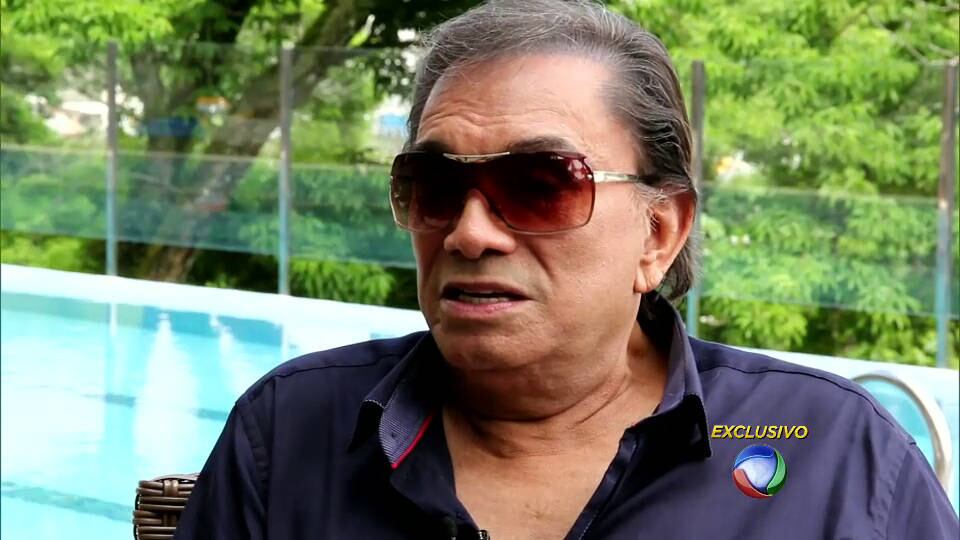 Mas por que Dedé resolveu colocar a casa de
Itajaí (SC), em que viveu nos últimos anos com a família, à venda? Problemas
financeiros?
