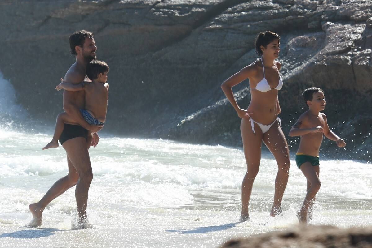 Sophie Charlotte e Daniel de Oliveira se divertem em praia com a família