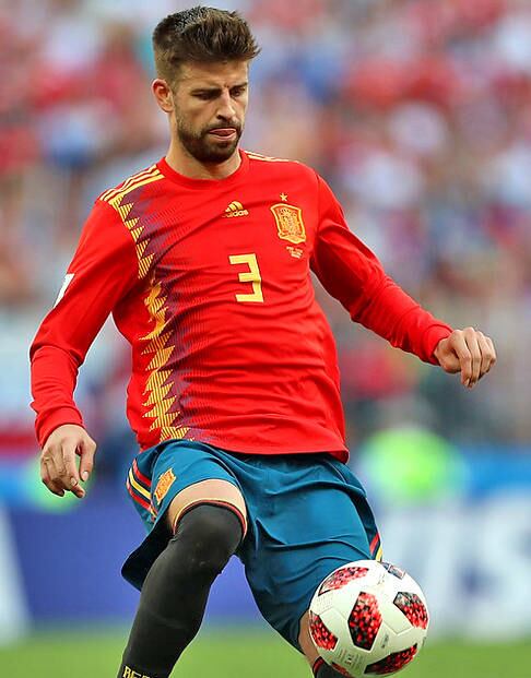 Curiosamente, ele também já teve problemas com a Justiça espanhola e jogou com Neymar e Messi no Barcelona e com Cristiano Ronaldo no Manchester United. Ao que tudo indica, Piqué a traiu.