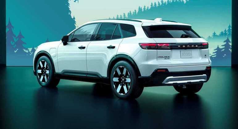 Traseira tem amplos faróis que sobrepõem a tampa do porta-malas