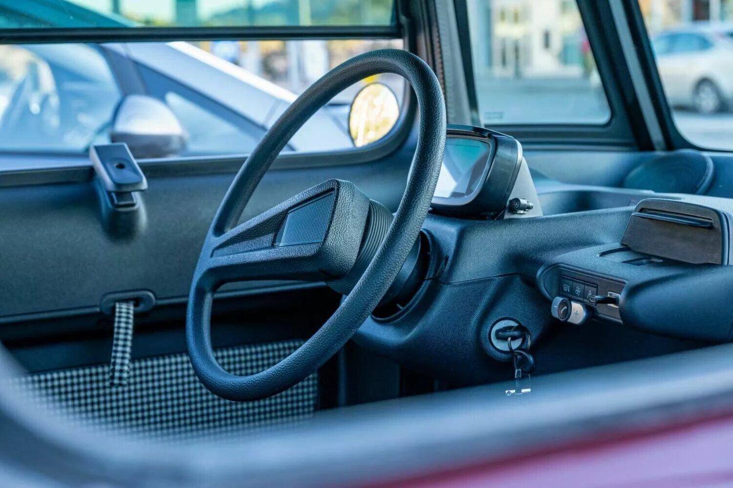 Volante com um aro inspirado no modelo dos anos 1980