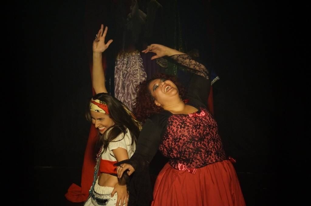 O espetáculo escrito e dirigido por Tellategui, Hermanas Son
Las Tetas, estreou na SP Escola de Teatro, com as atrizes Launda Varone (que já
foi Musa do Teatro do R7) e Liza Caetano
