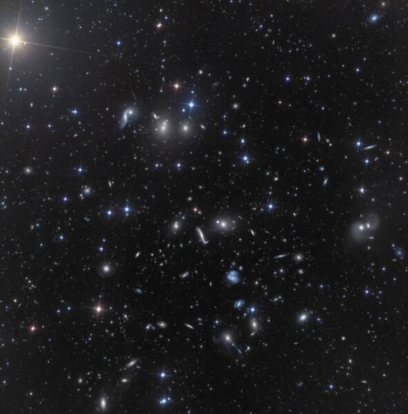 A foto mostra as galáxias do Aglomerado de Hércules. Ele fica a meros 500 milhões de anos-luz de distância de nós. A formação também é conhecida como Abell 2151 e é cheia de gás, poeira e galáxias em espiral de formação estelar