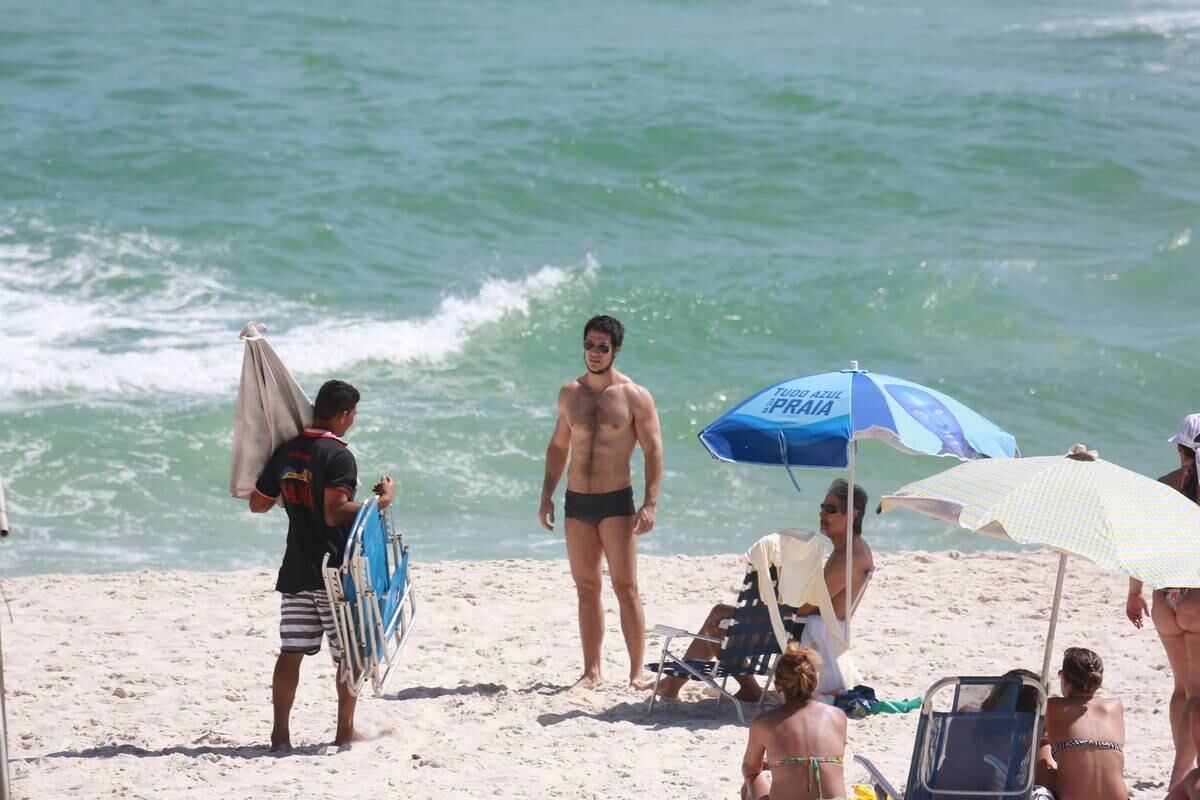 Emiliano D'Avila aproveitou a segunda -feira (17) para dar aquela reforçada no bronzeado. O ator foi fotografado pegando sol na praia da Barra da Tijuca, no Rio