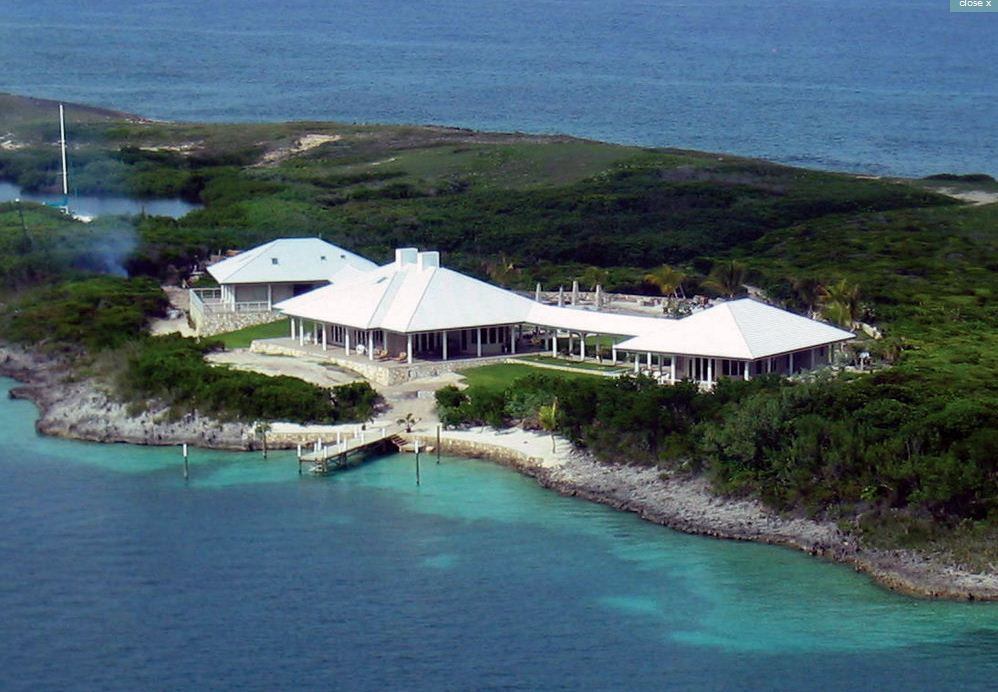 A casa é dividida em três e tem 500 m². A suíte principal fica isolada
