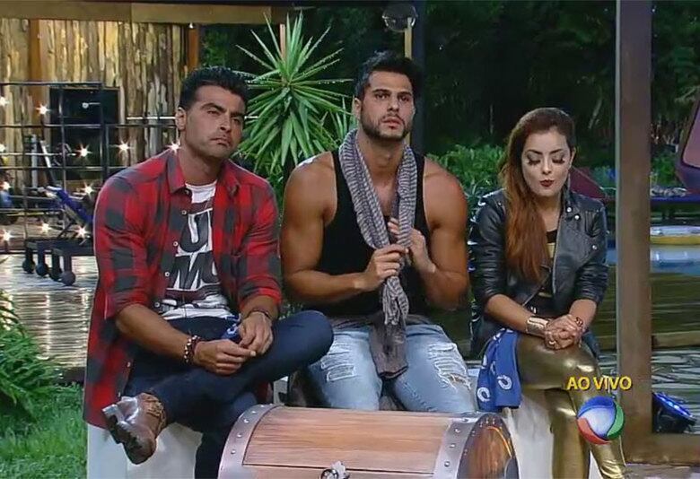 Marcelo foi indicado pela maioria dos
votos dos participantes para formar a Roça, ao lado de Li Martins, indicada
como moradora da baia, e JP Mantovani, indicado pelo líder Douglas Sampaio

+ "Eu prefiro esquecer a Mara como jogadora", diz Douglas sobre ex-peoa de A Fazenda
+ Peões relembram trajetória de Amaral no reality e Rayanne afirma: "Ele é um cara muito iluminado"
+ Em atividade, Minerato fala sobre Thiago Servo: "Por mais que eu queira ele não vai sair da minha vida"

