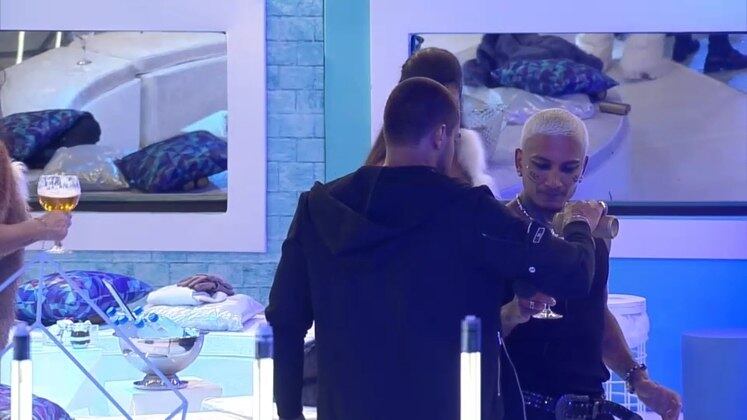A noite só estava começando para Dynho! O cantor surpreendeu Solange ao fazer uma dança sensual especialmente para ela. Os peões em volta ficaram super animados e comemoraram o momento
