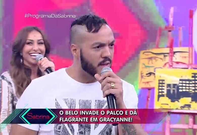 Sem rodeios, ele queria saber mais o que Capella estava sugerindo.

— Falou de seguro o quê? Que seguro aê? O que é que você vai segurar aí?

+ VÍDEO: Sabrina Sato revela medidas de Gracyanne Barbosa
+ Conheça Felipe, o primeiro namorado de Sabrina Sato
+ Assista às íntegras do Programa da Sabrina no R7.com/Play!
