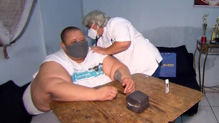 Rodrigo espera por uma cirurgia
bariátrica há mais de dez anos e, atualmente, ocupa a 38°posição na fila do Sistema
Único de Saúde (SUS)
